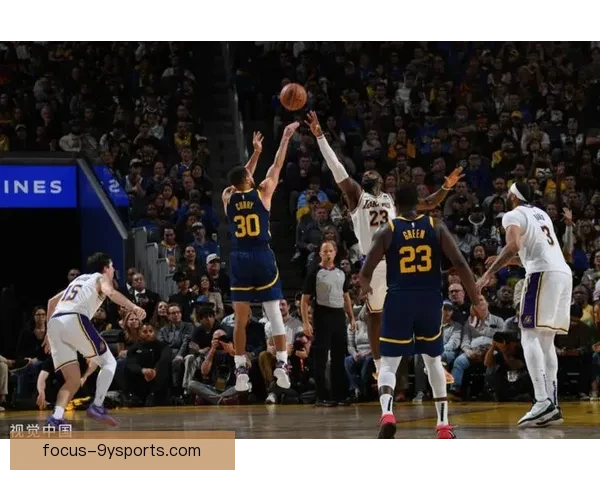 NBA季后赛激战正酣 詹姆斯与库里再度上演传奇对决